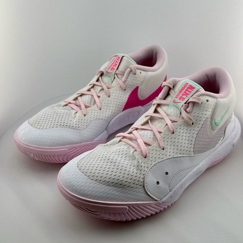 Nike Hyperquick SE Volleyball Shoes in White/Pink Foam